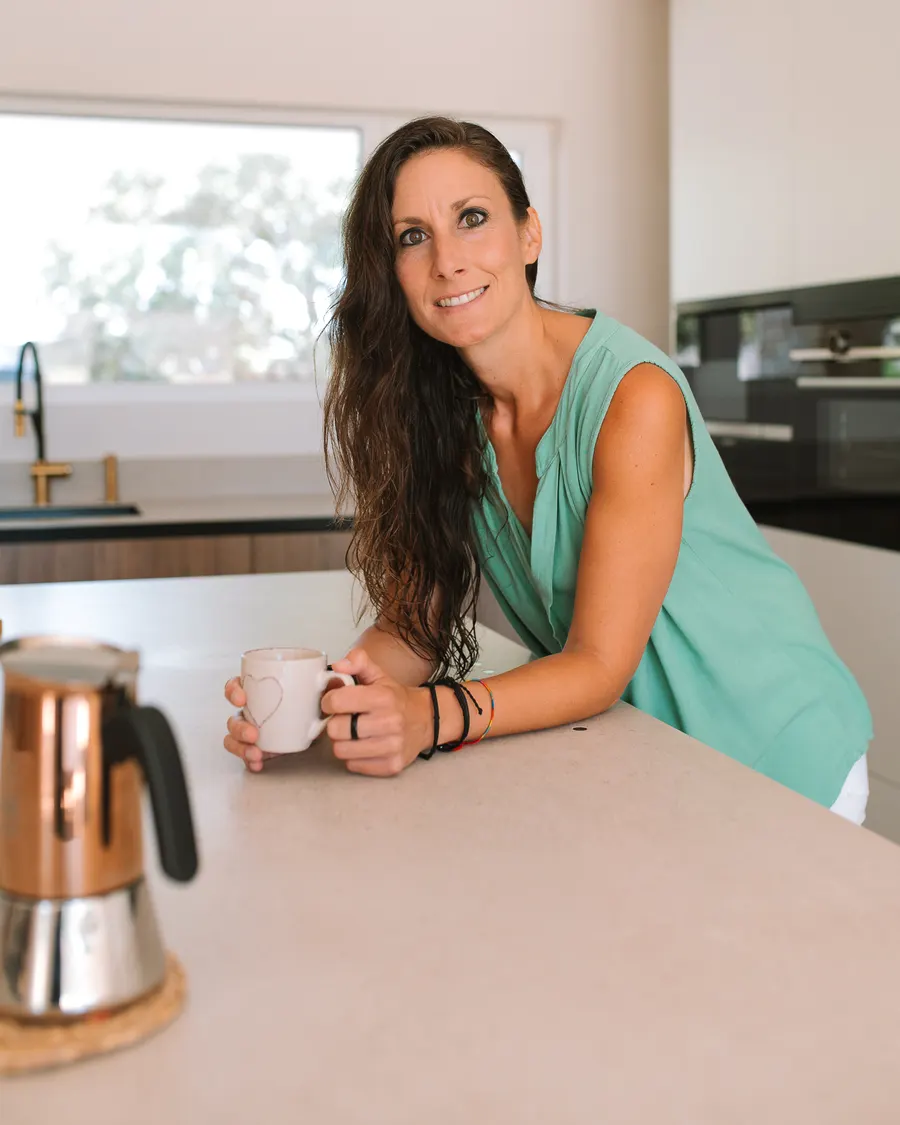 Ana Pedroche en su cocina con una taza, junto a una cafetera