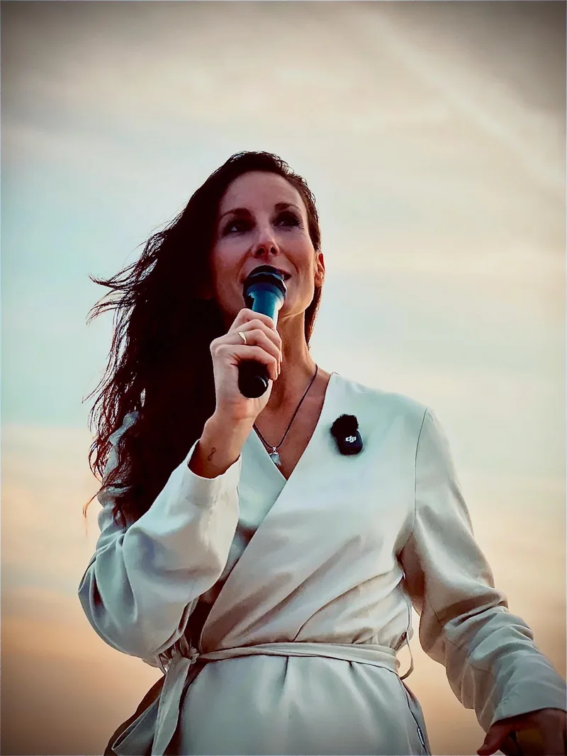 Ana Pedroche hablando con micrófono en un evento al aire libre