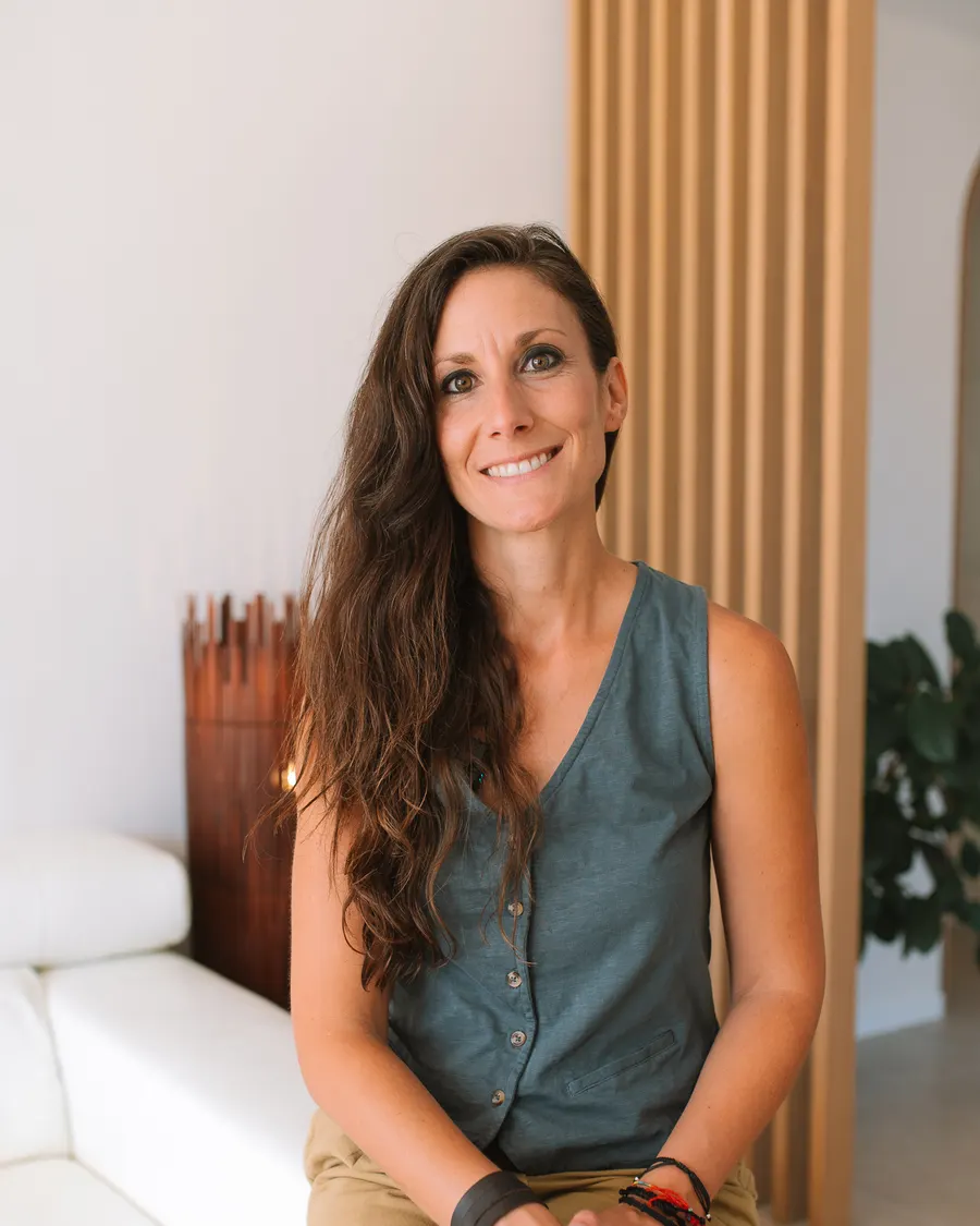 Ana Pedroche sentada, serena, en un interior de tonos cálidos